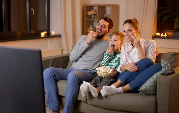 Familj som tittar på TV